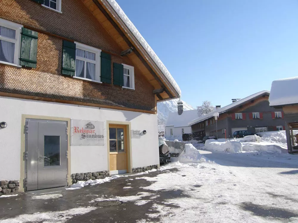 Rehmar Sennhus Geschäftsstelle mit Eingang im Winter