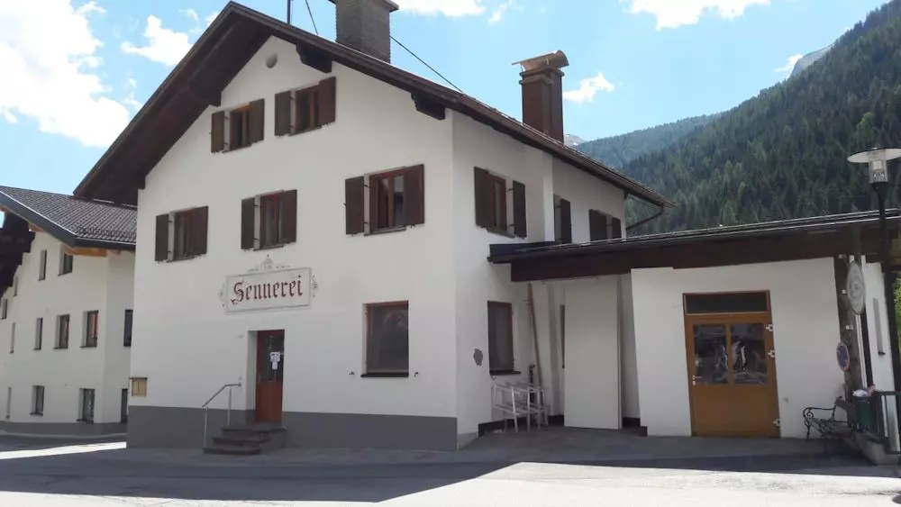 Arlberg Sennerei Flirsch Geschäftsstelle mit Eingang