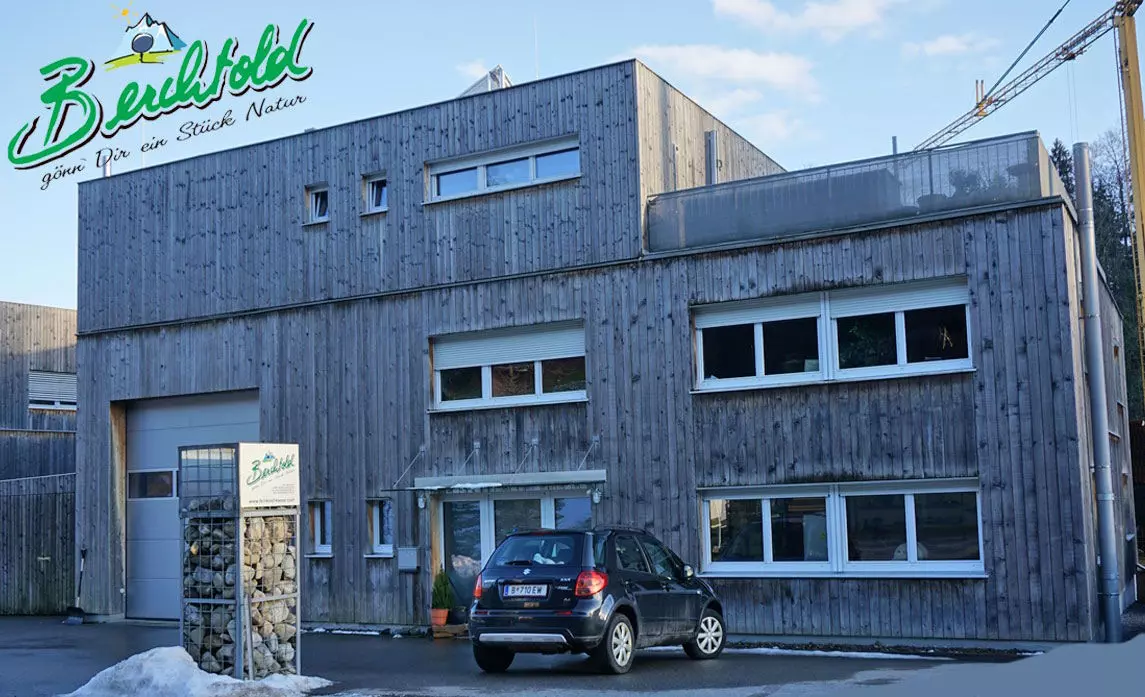 Berchtold Feinkost Produktionsgebäude mit Eingang im Winter
